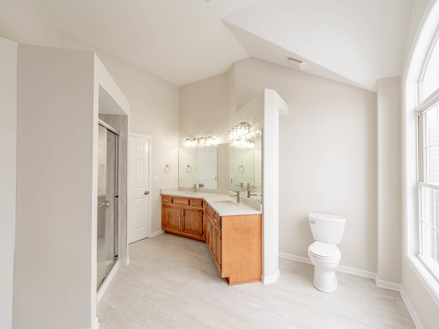 975 Merbach Court Carol Stream, IL 60188 - Photo 18 of 28 a bathroom with a toilet sink and a mirror