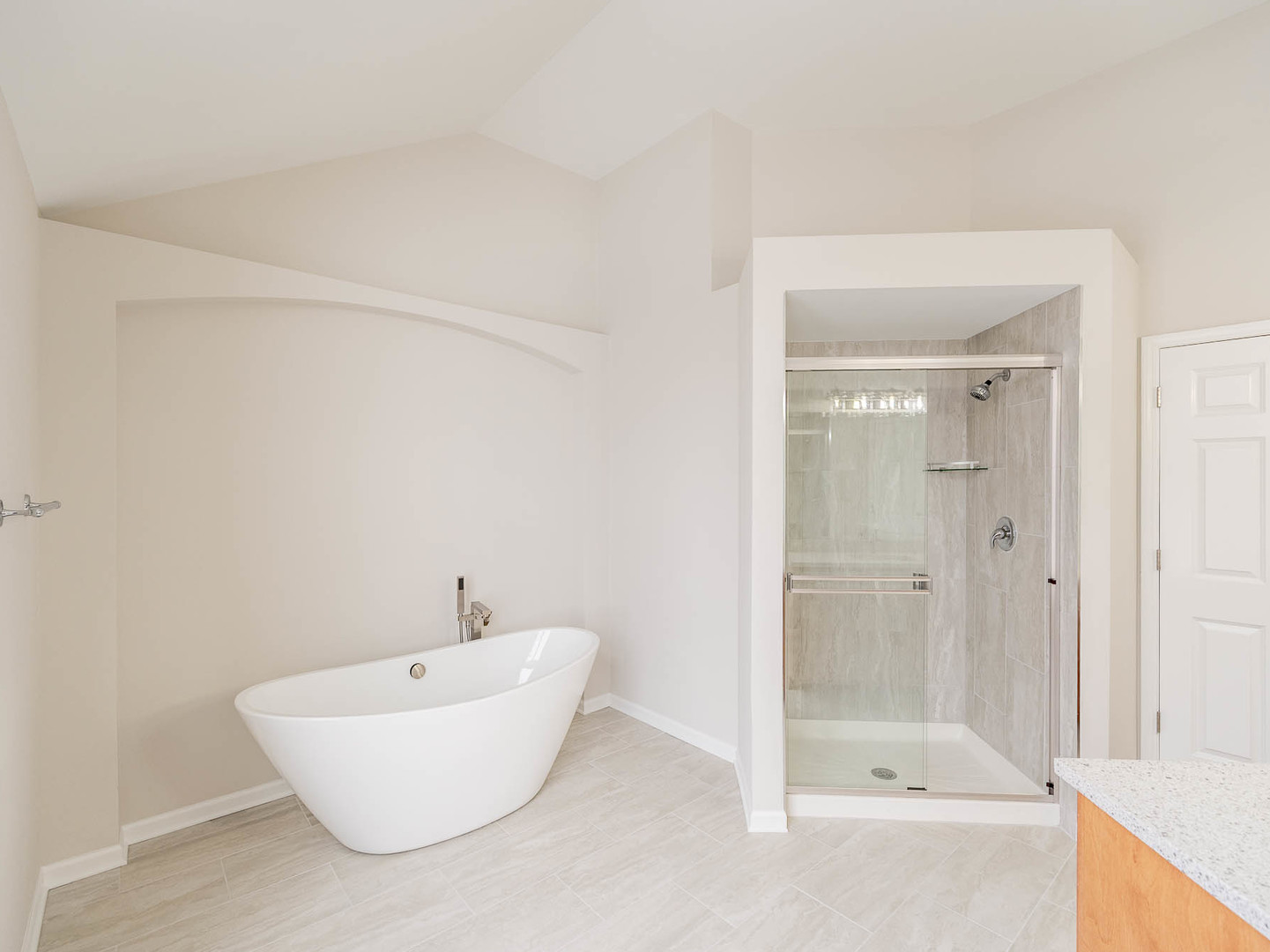 975 Merbach Court Carol Stream, IL 60188 - Photo 19 of 28 a bathroom with a bathtub and shower