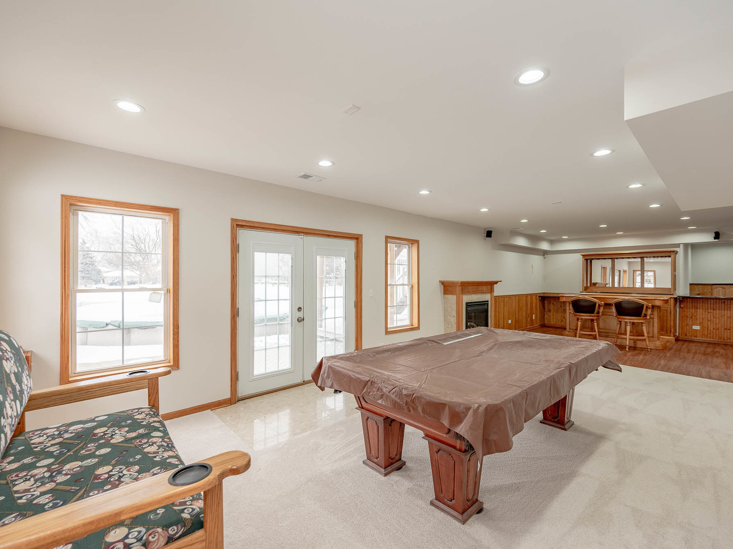 975 Merbach Court Carol Stream, IL 60188 - Photo 23 of 28 a living room with a table and window
