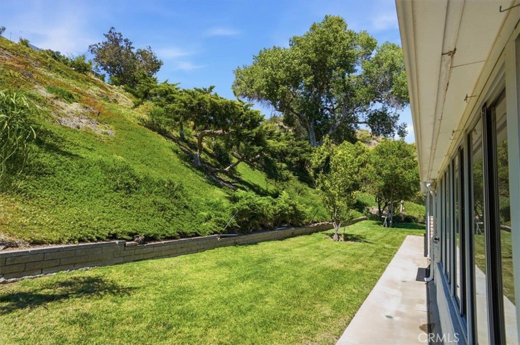 19427 Oak Crossing Road Newhall, CA 91321 - Photo 4 of 45 a view of a yard with potted plants
