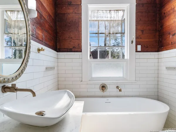 $4,600 | 702 West French Place, San Antonio, TX 78212