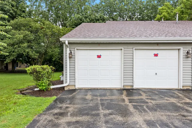 $1,960 | 27 North Victoria Lane, Unit A, Streamwood, IL 60107