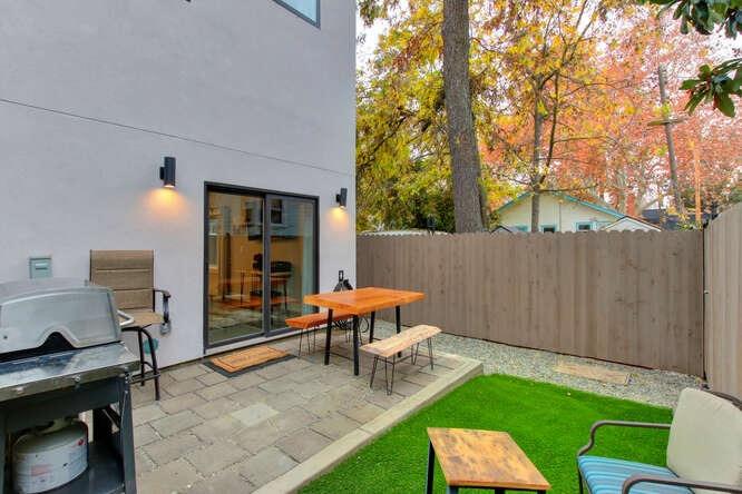 1409 Victorian Alley Sacramento, CA 95818 - Photo 17 of 45 a backyard of a house with table and chairs