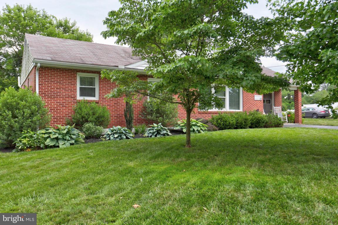 43 South Locust Street Lititz, PA 17543 - Photo 2 of 31