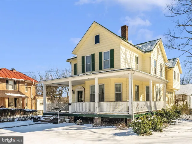 a front view of a residential houses with yard and swimming pool
