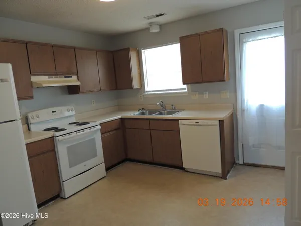 $1,075 | 2711 Brookfield Drive, Midway Park, NC 28544