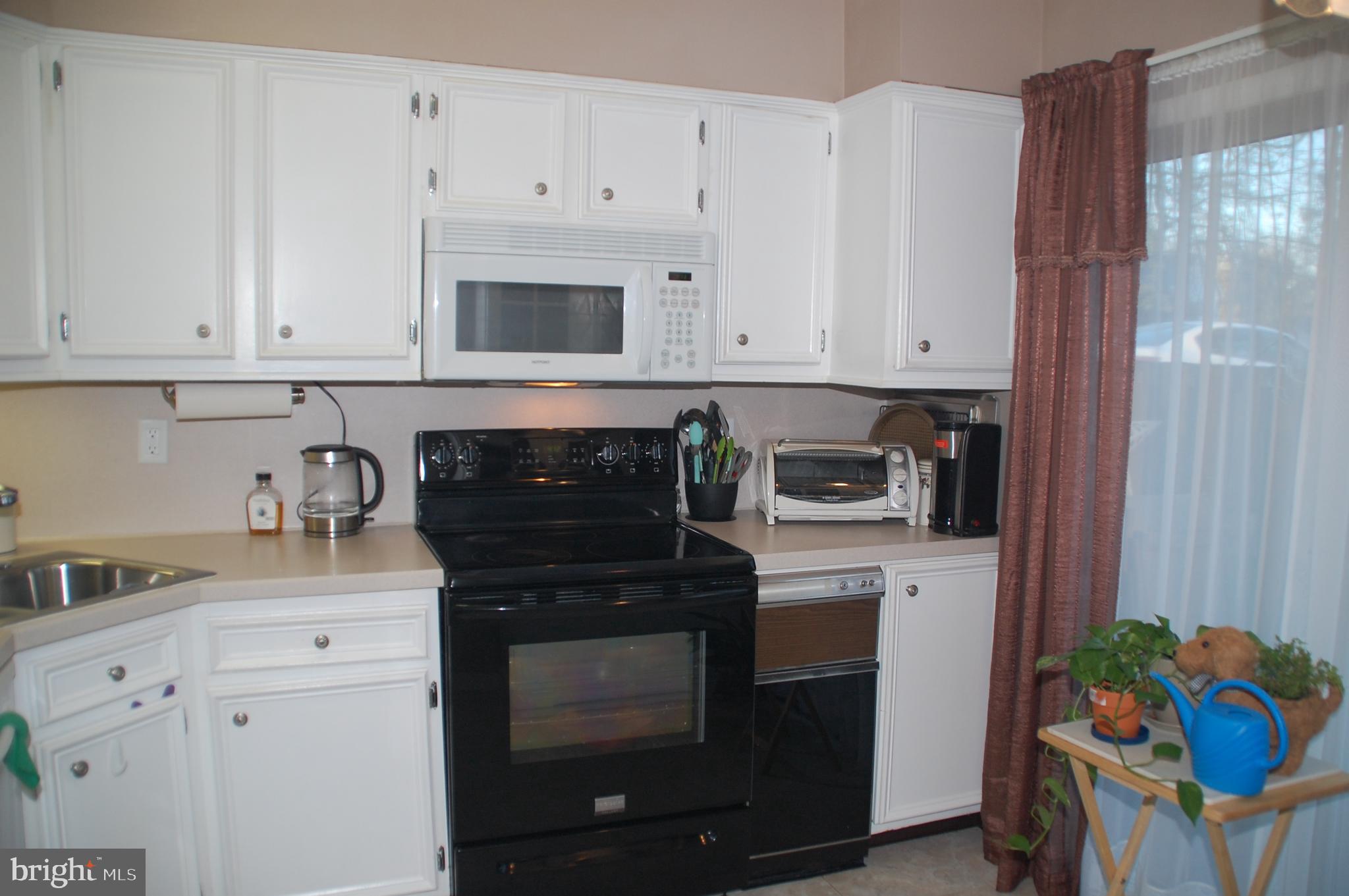 12 Centennial Road Telford, PA 18969 - Photo 5 of 35 The fully-appointed Kitchen...