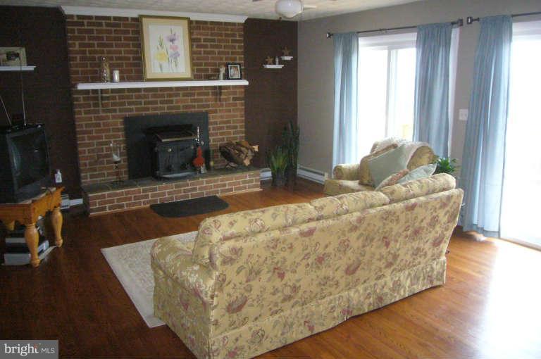 13216 Penn Shop Road Mount Airy, MD 21771 - Photo 3 of 17 Living Room