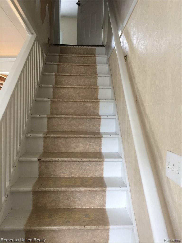 11 South Holcomb Road Clarkston, MI 48346 - Photo 20 of 28 Stairs to Second Floor