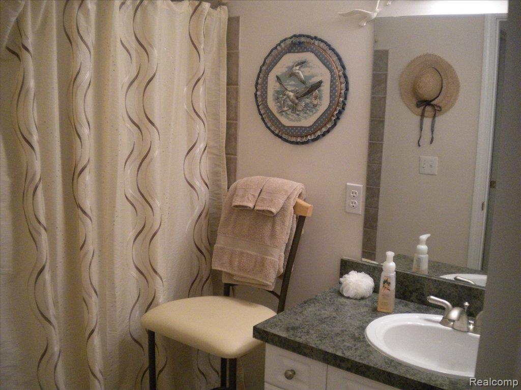 3613 Oakmonte Boulevard, Unit 34 Rochester, MI 48306 - Photo 14 of 20 MAIN BATH (Copy)