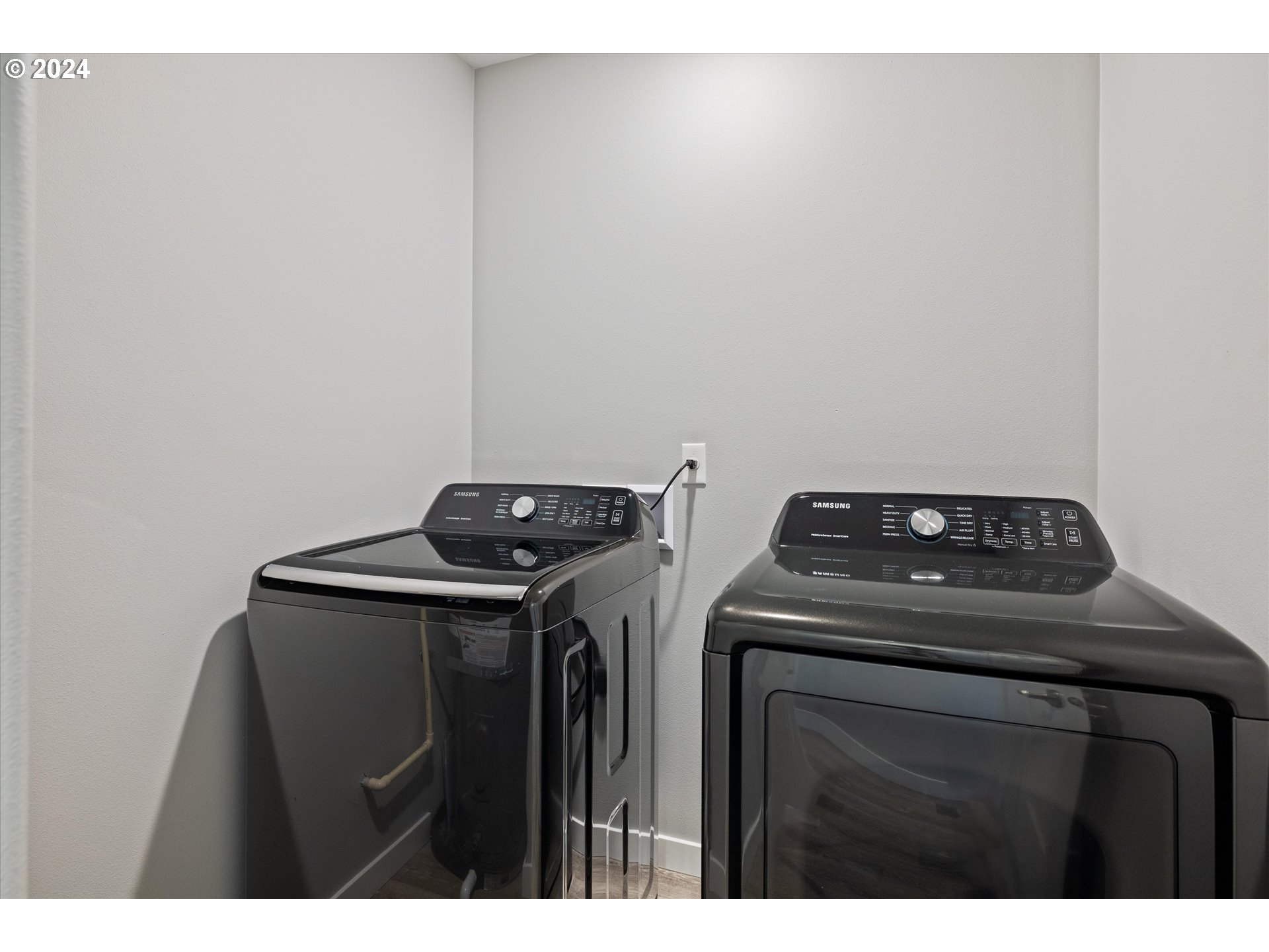 1489 Elberta Street West The Dalles, OR 97058 - Photo 23 of 29 a utility room with dryer and washer