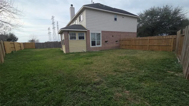 a view of a yard in front of house