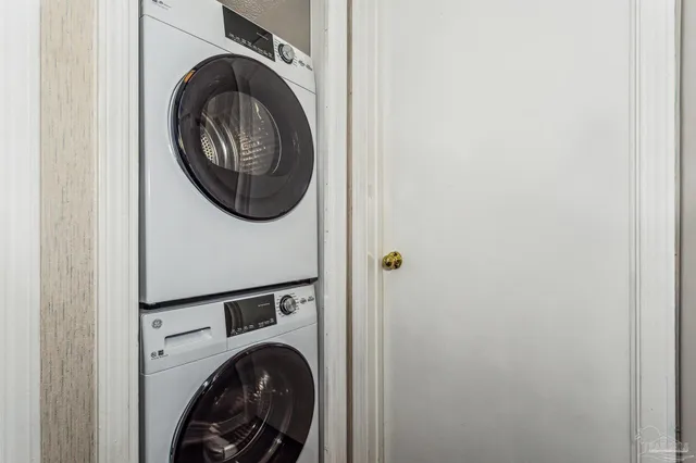 a view of entryway with washer and dryer