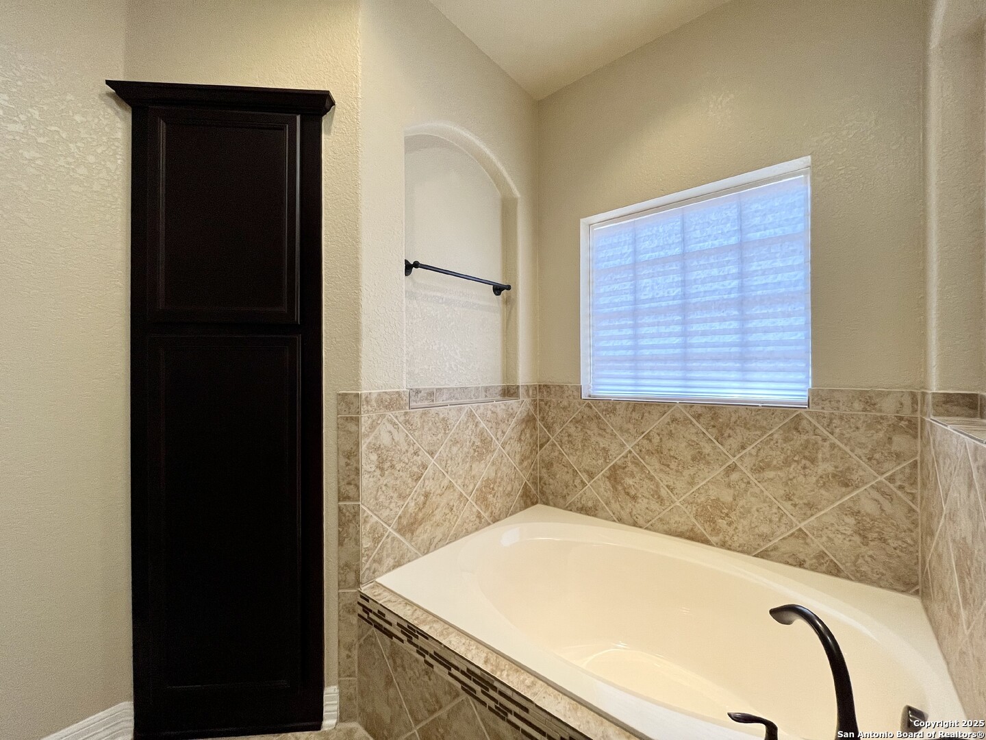 8123 Poconos Run San Antonio, TX 78255 - Photo 25 of 47 a bathroom with a bathtub