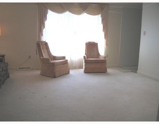 114 Lakeview Drive McKees Rocks, PA 15136 - Photo 3 of 8 Living Room.