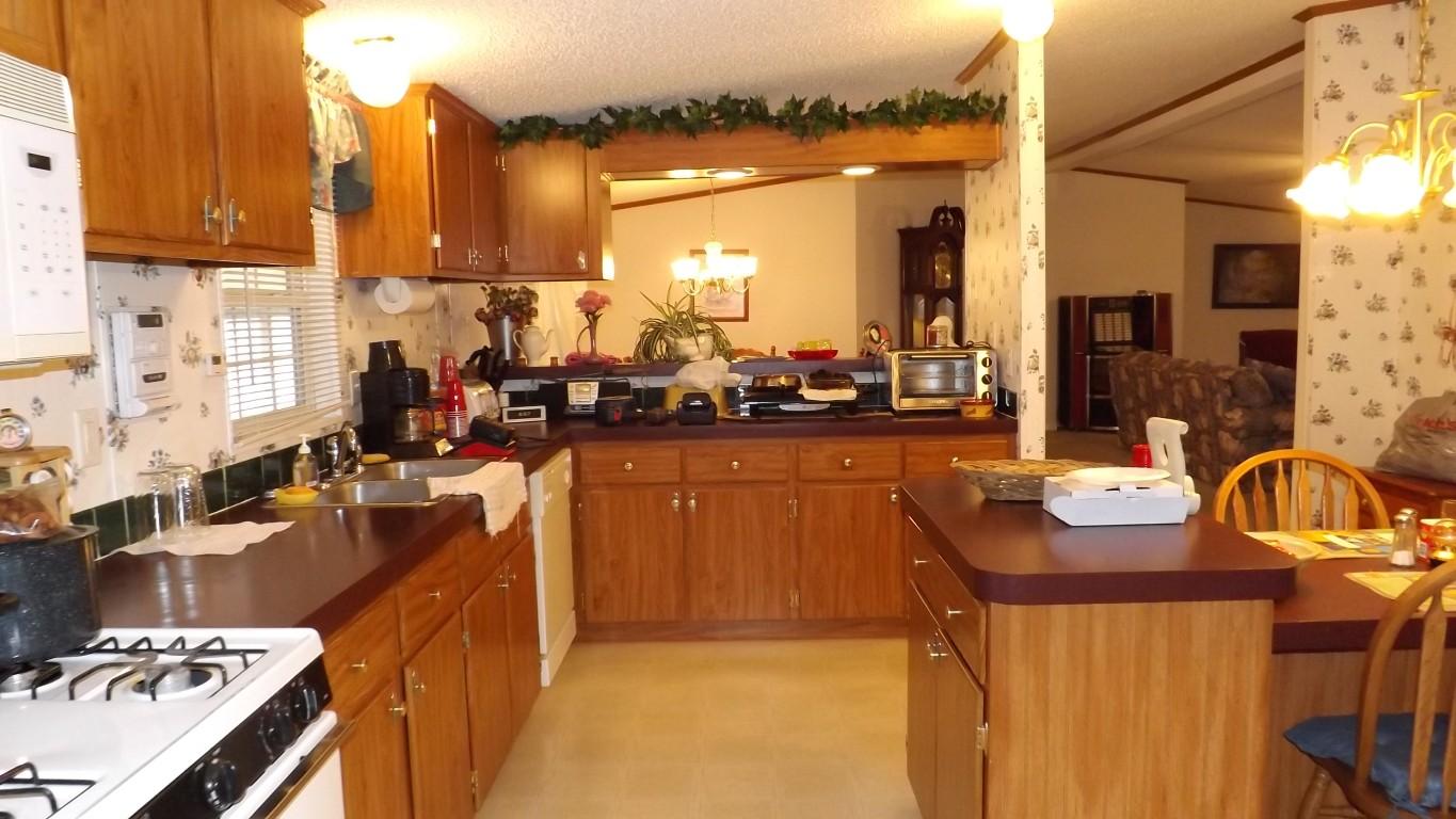 338 Firetower Road Grandview, TN 37337 - Photo 39 of 47 kitchen into dining (Medium)