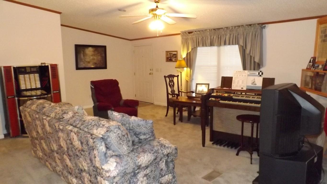 338 Firetower Road Grandview, TN 37337 - Photo 40 of 47 living room to front door (Medium)