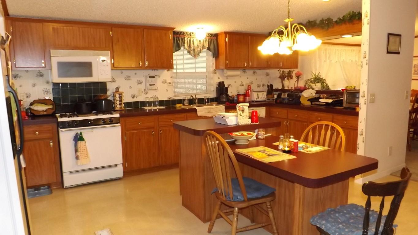 338 Firetower Road Grandview, TN 37337 - Photo 9 of 47 kitchen with island (Medium)