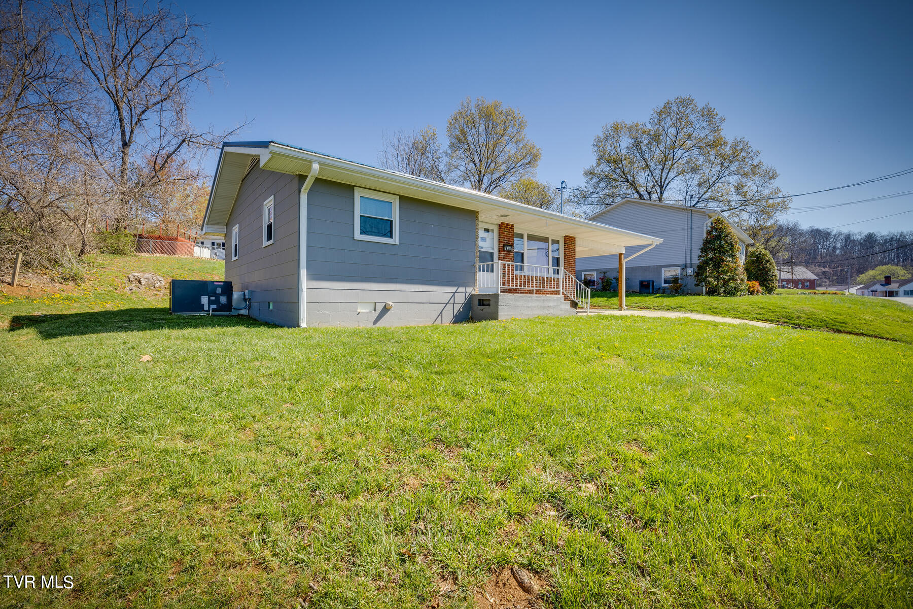 1307 Siam Road Elizabethton, TN 37643 - Photo 2 of 25 002