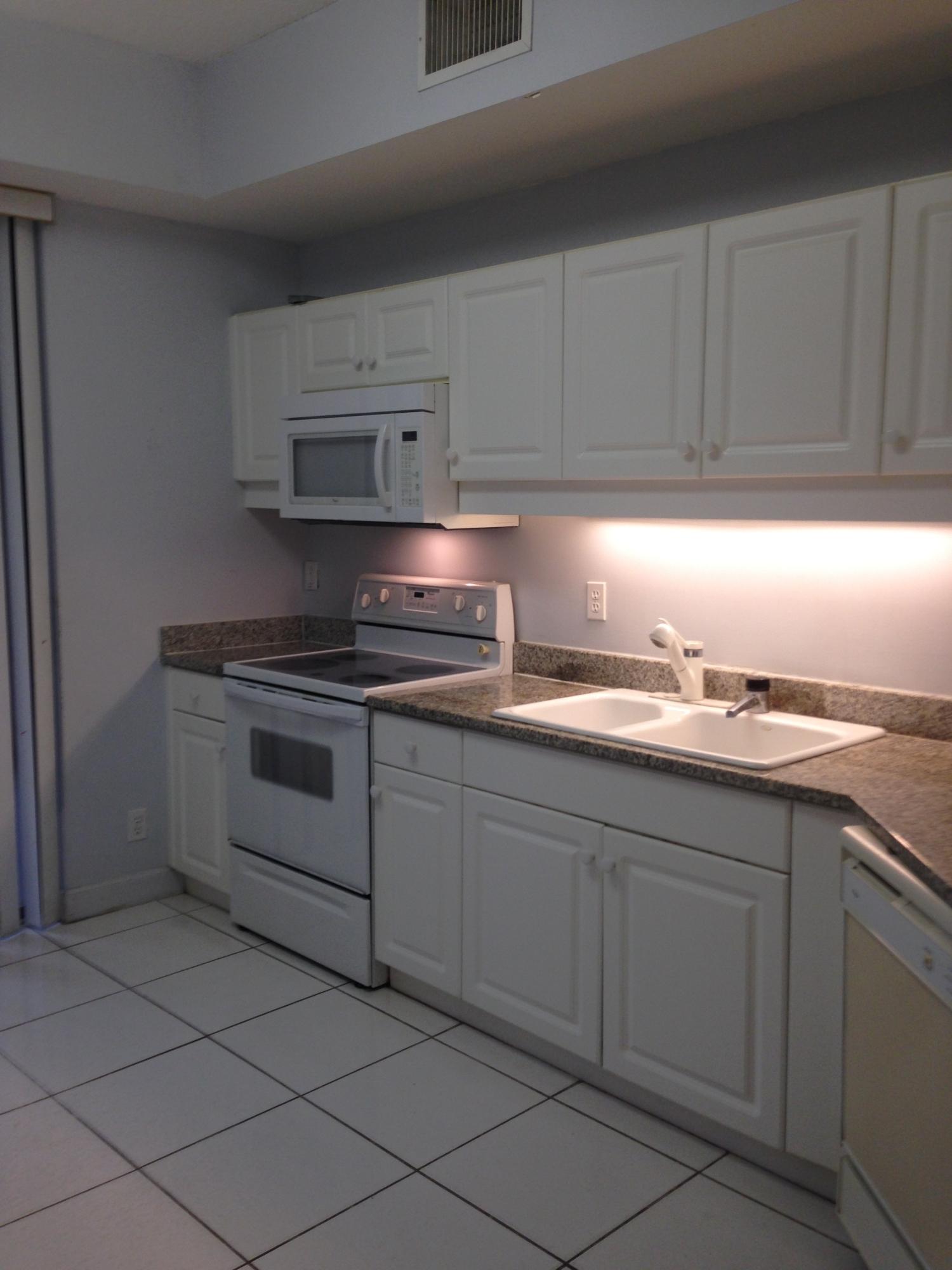 7546 La Paz Boulevard, Unit 107 Boca Raton, FL 33433 - Photo 4 of 9 kitchen