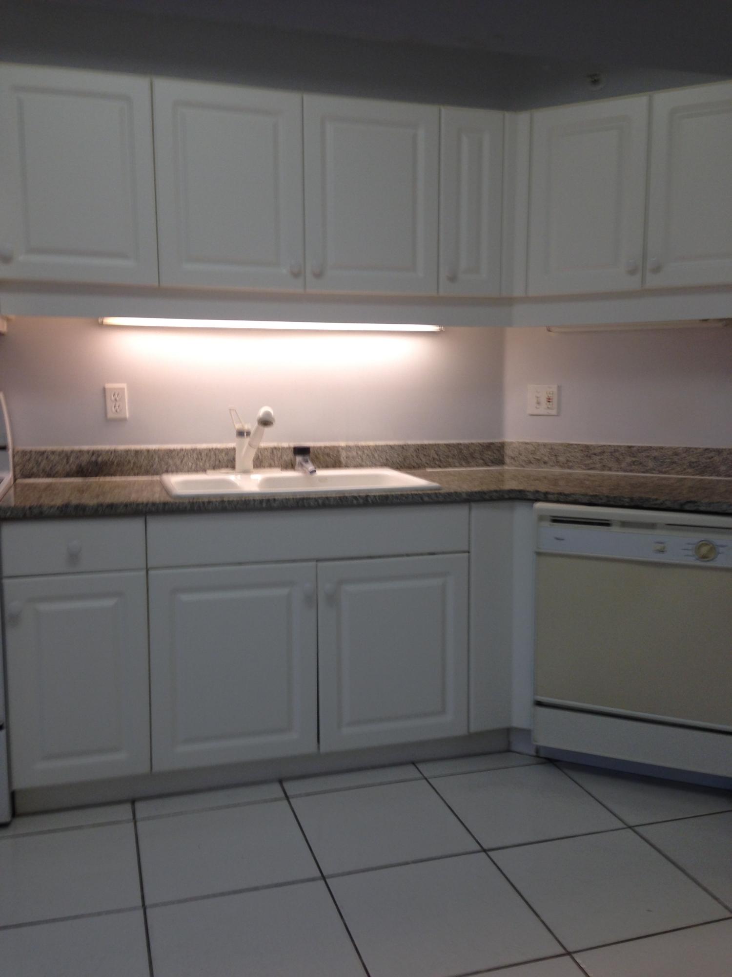 7546 La Paz Boulevard, Unit 107 Boca Raton, FL 33433 - Photo 5 of 9 Kitchen