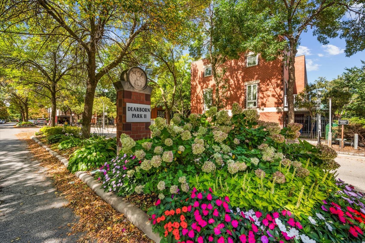 a sign that is sitting in front of a building