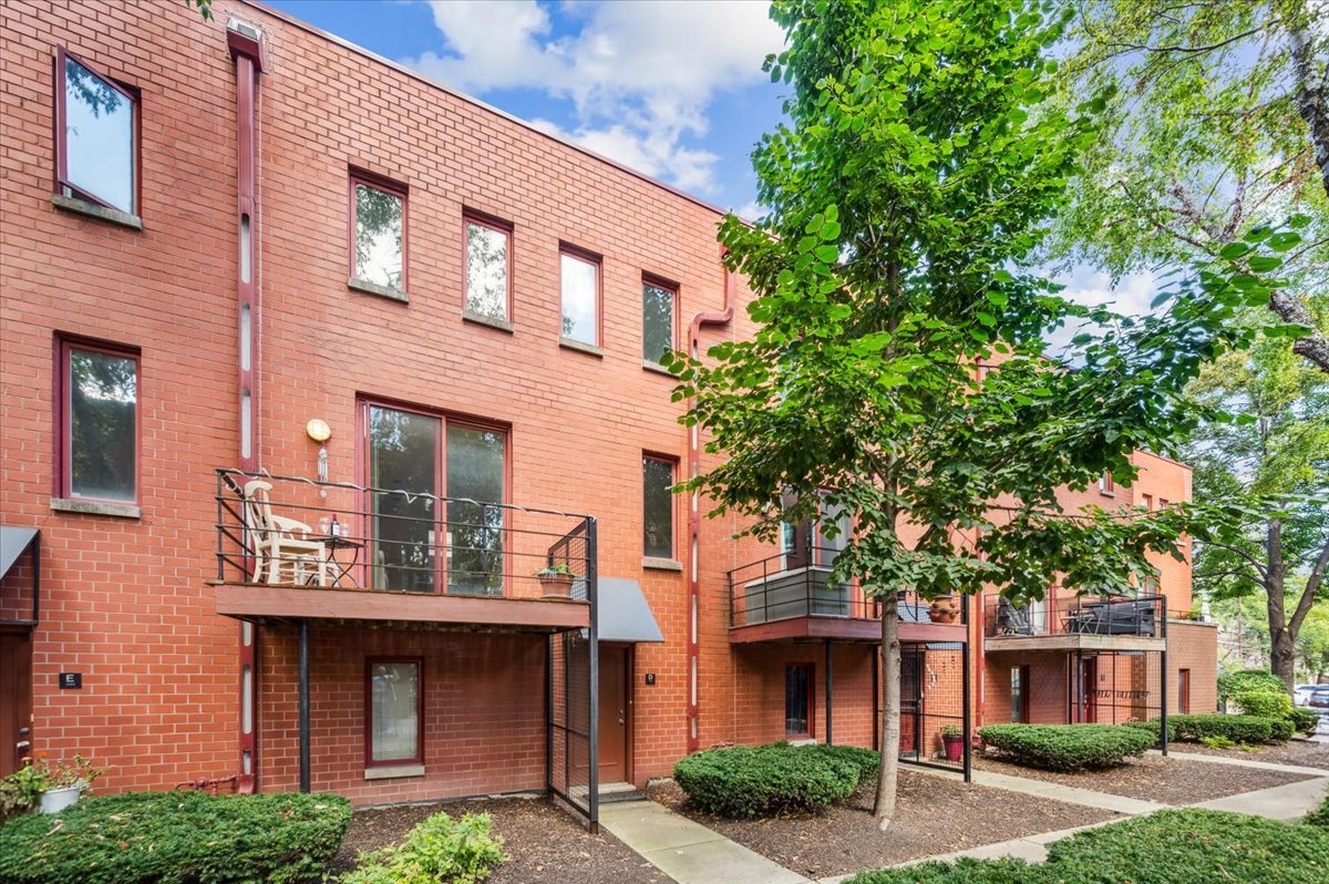1200 South Federal Street, Unit D Chicago, IL 60605 - Photo 2 of 20 a front view of a building with garden