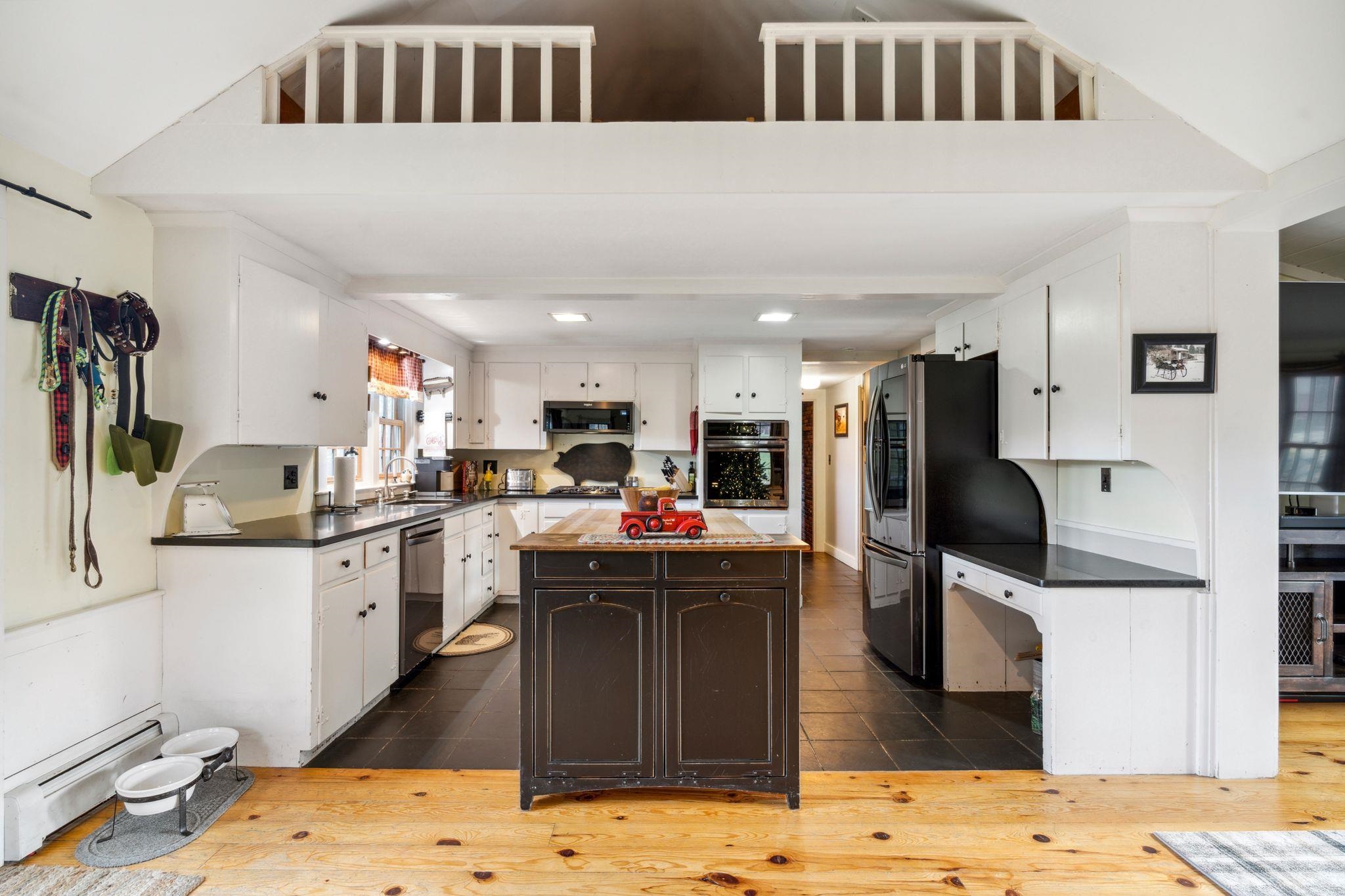 374 Derry Road Chester, NH 03036 - Photo 5 of 39