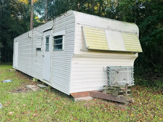 a view of a house with backyard and garden