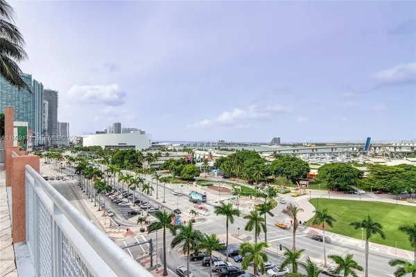 $2,700 | 244 Biscayne Boulevard, Unit 3707, Miami, FL 33132