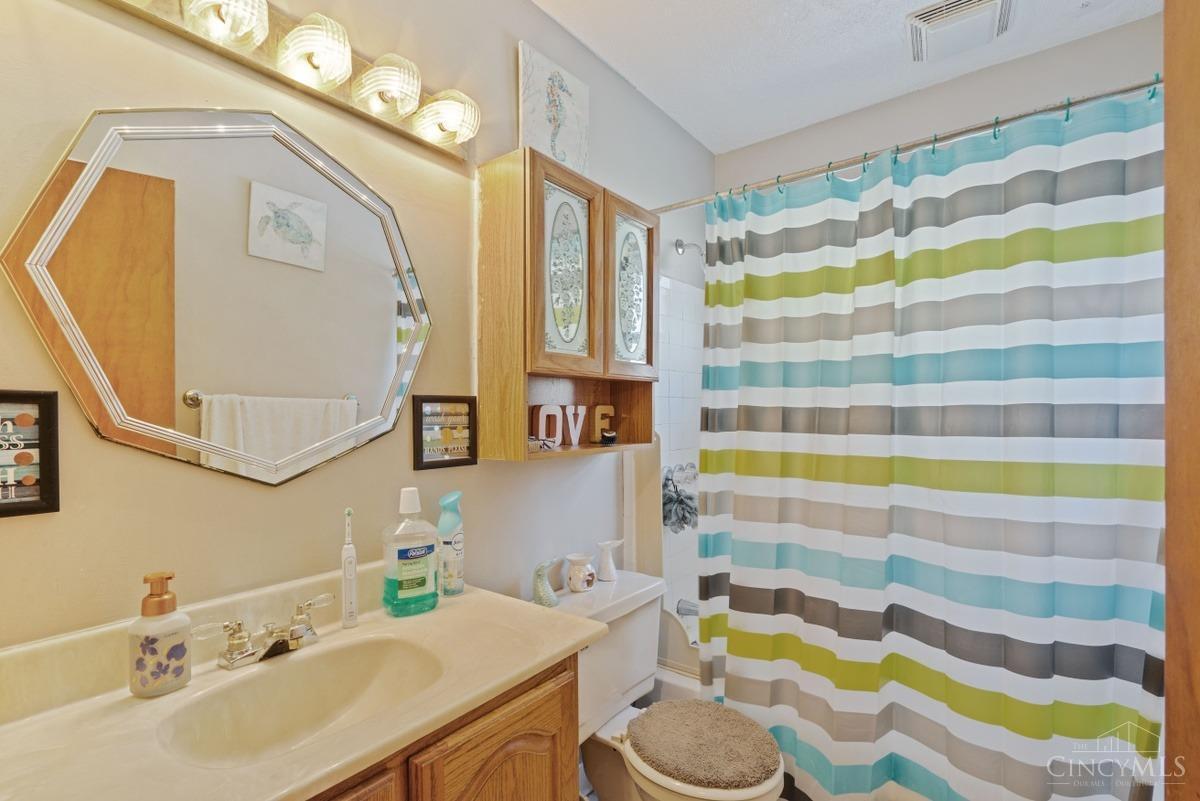 5594 Lawrence Road Cincinnati, OH 45248 - Photo 7 of 12