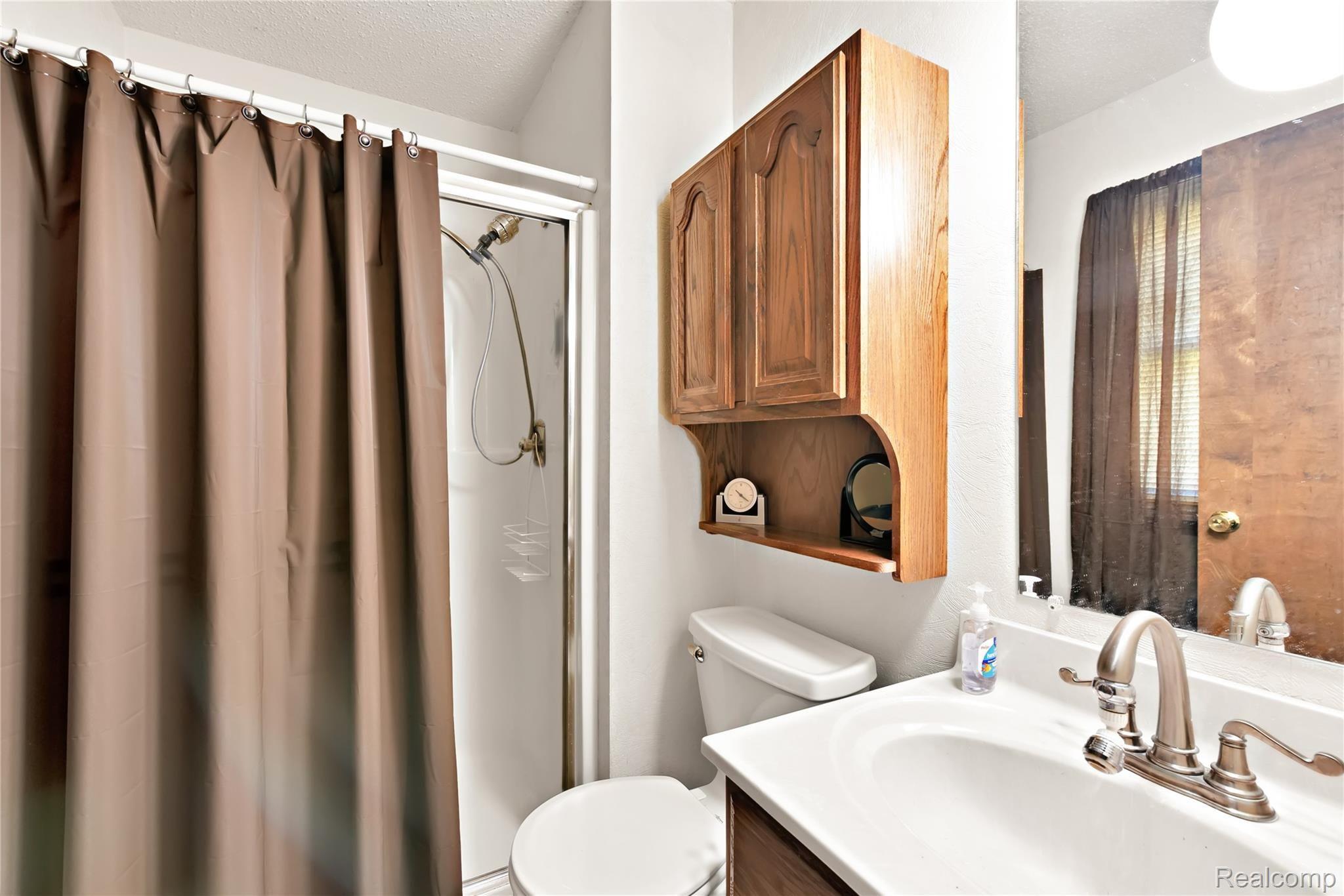 33299 King Road New Boston, MI 48164 - Photo 37 of 40 Master Bathroom.