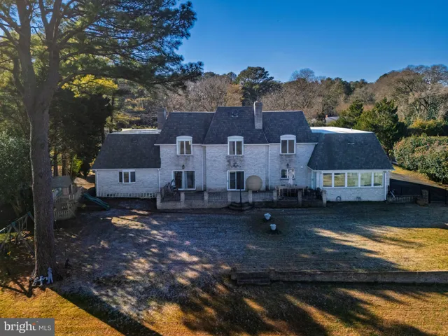 a picture of city and lake view