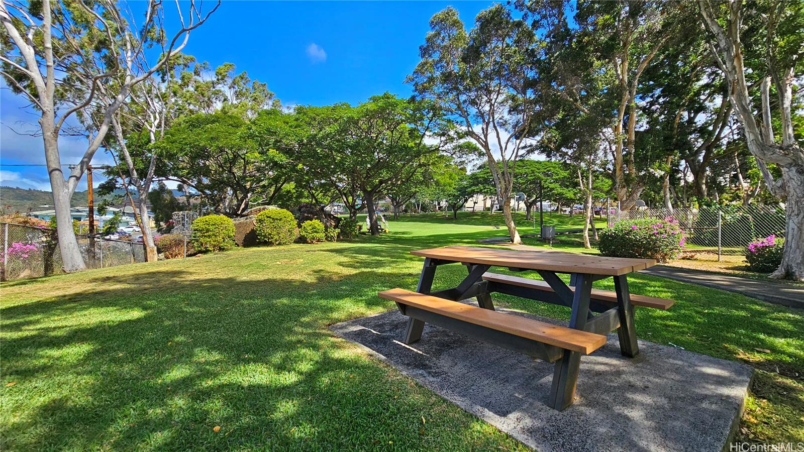 3138 Waialae Avenue, Unit 422 Honolulu, HI 96816 - Photo 21 of 25 a view of a bench in the garden near a park