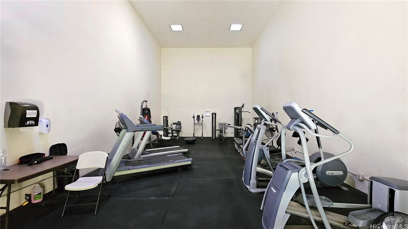 3138 Waialae Avenue, Unit 422 Honolulu, HI 96816 - Photo 24 of 25 a view of a room with gym equipment