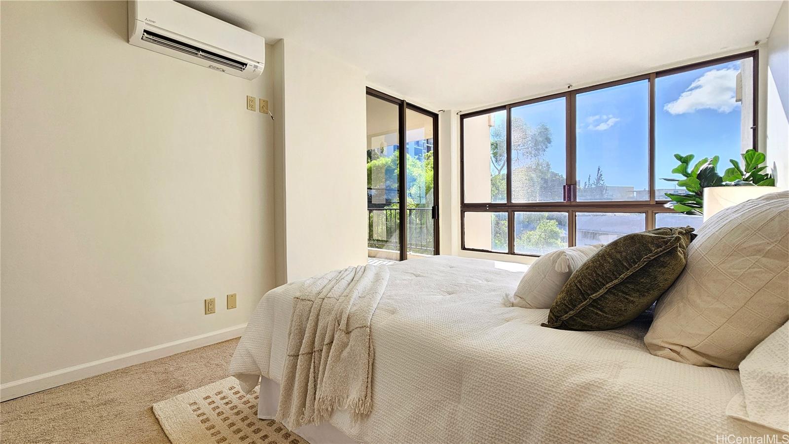 3138 Waialae Avenue, Unit 422 Honolulu, HI 96816 - Photo 3 of 25 a bedroom with a bed and a large window