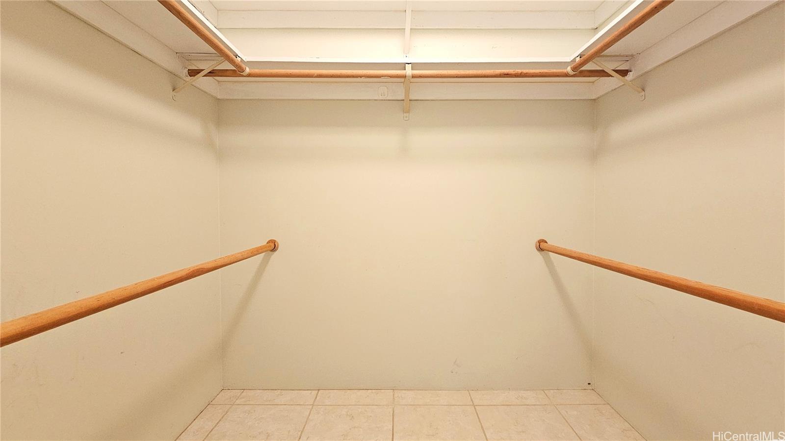 3138 Waialae Avenue, Unit 422 Honolulu, HI 96816 - Photo 6 of 25 a view of a small room