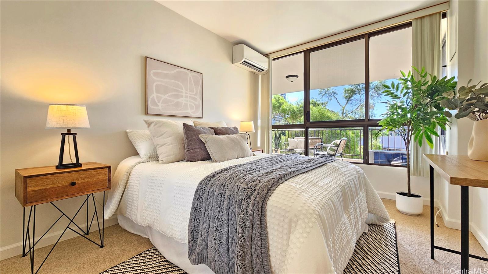 3138 Waialae Avenue, Unit 422 Honolulu, HI 96816 - Photo 8 of 25 a bedroom with a large bed and a large window