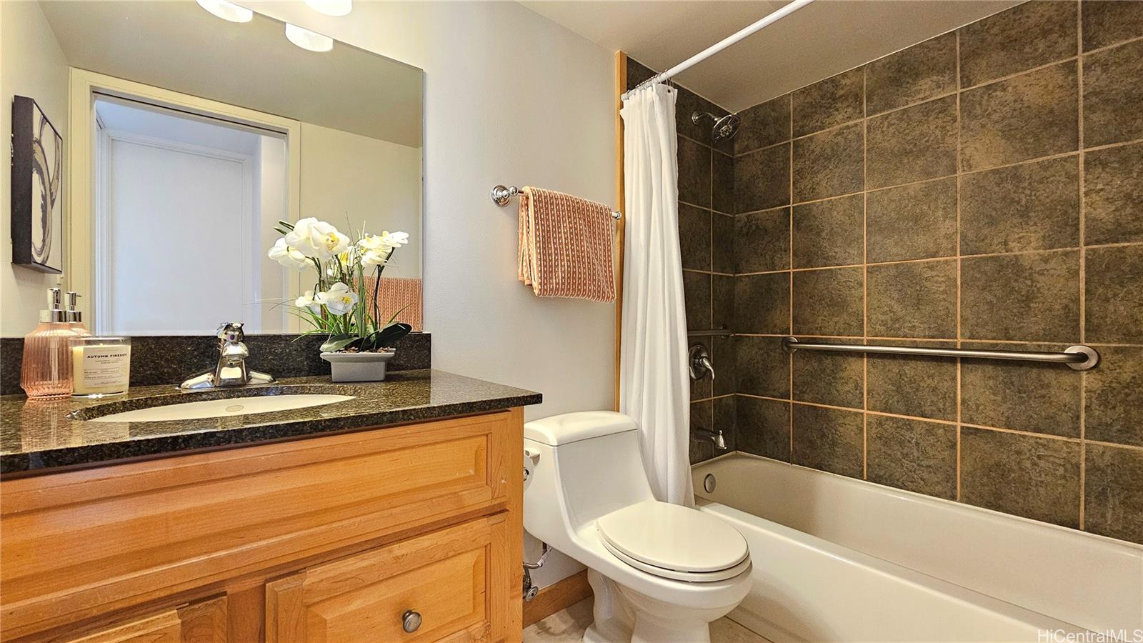 3138 Waialae Avenue, Unit 422 Honolulu, HI 96816 - Photo 9 of 25 a bathroom with a sink a toilet and shower
