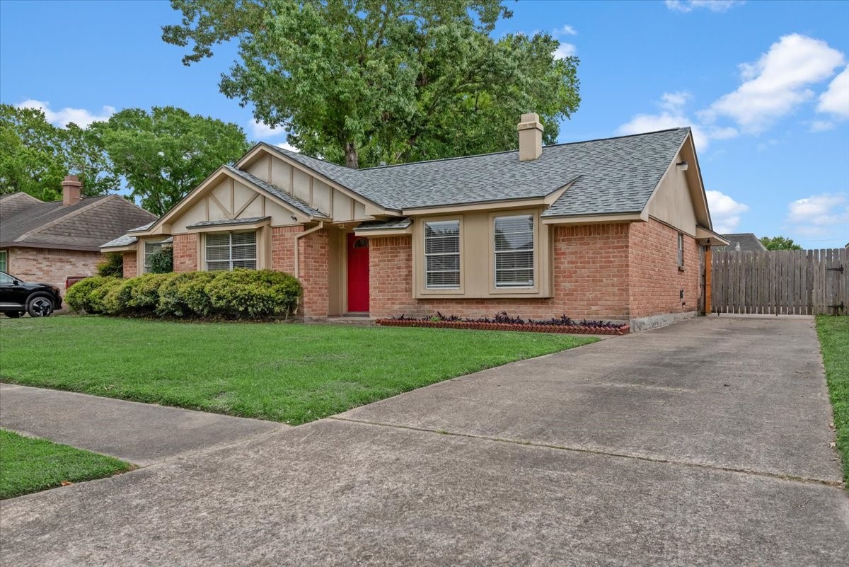 3511 Lemon Tree Lane Houston, TX 77088 - Photo 2 of 37