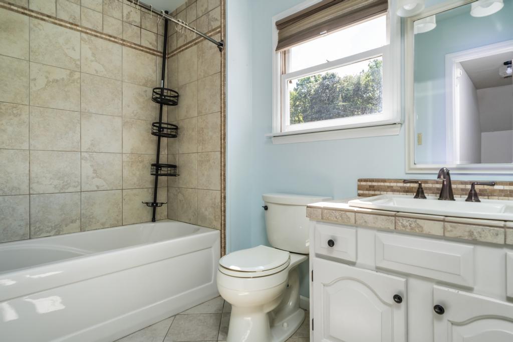 776 Glendale Road Jonesborough, TN 37659 - Photo 24 of 40 Upstairs Bathroom