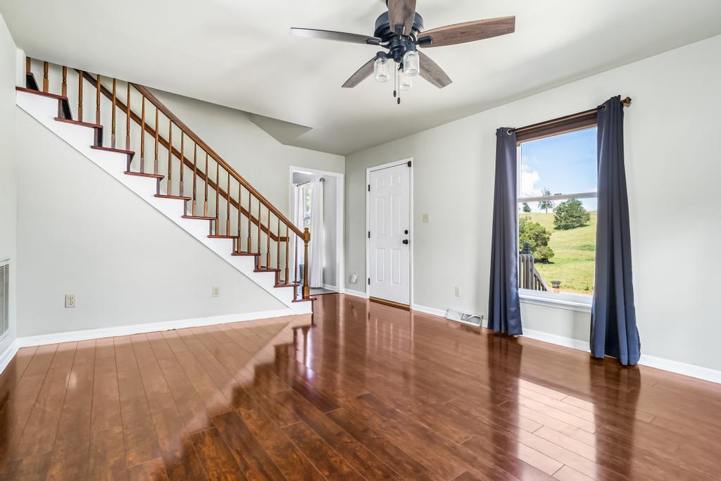 776 Glendale Road Jonesborough, TN 37659 - Photo 8 of 40 Stairway