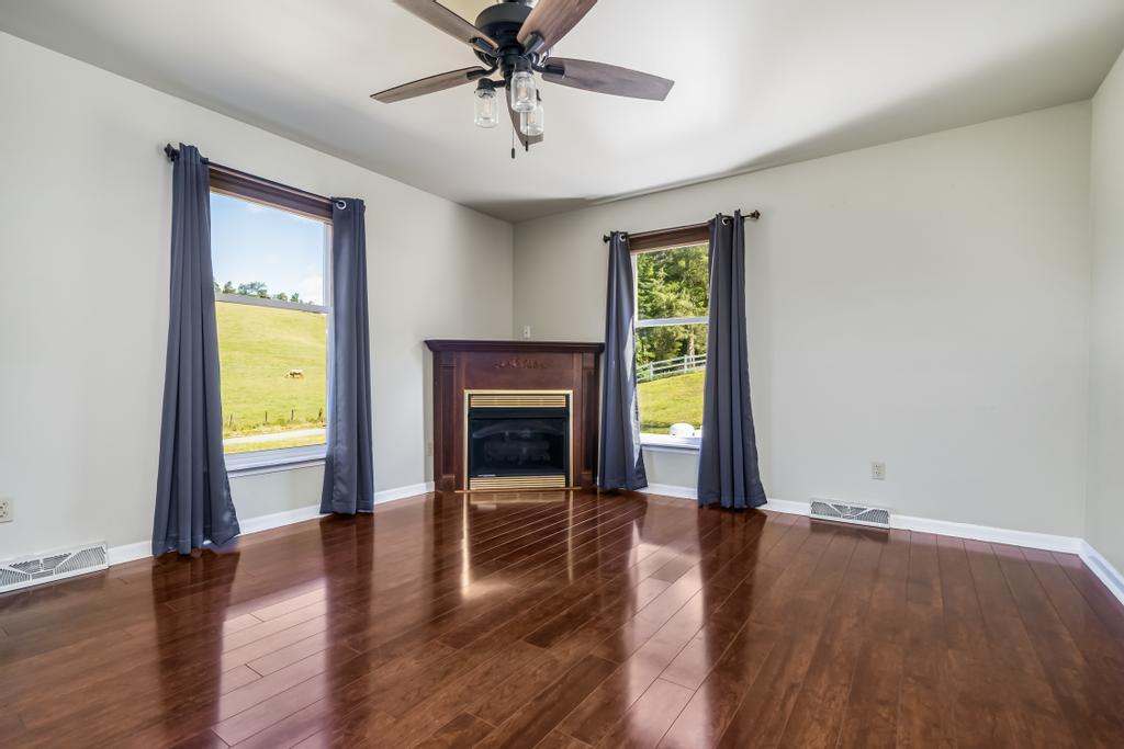 776 Glendale Road Jonesborough, TN 37659 - Photo 9 of 40 Living Room