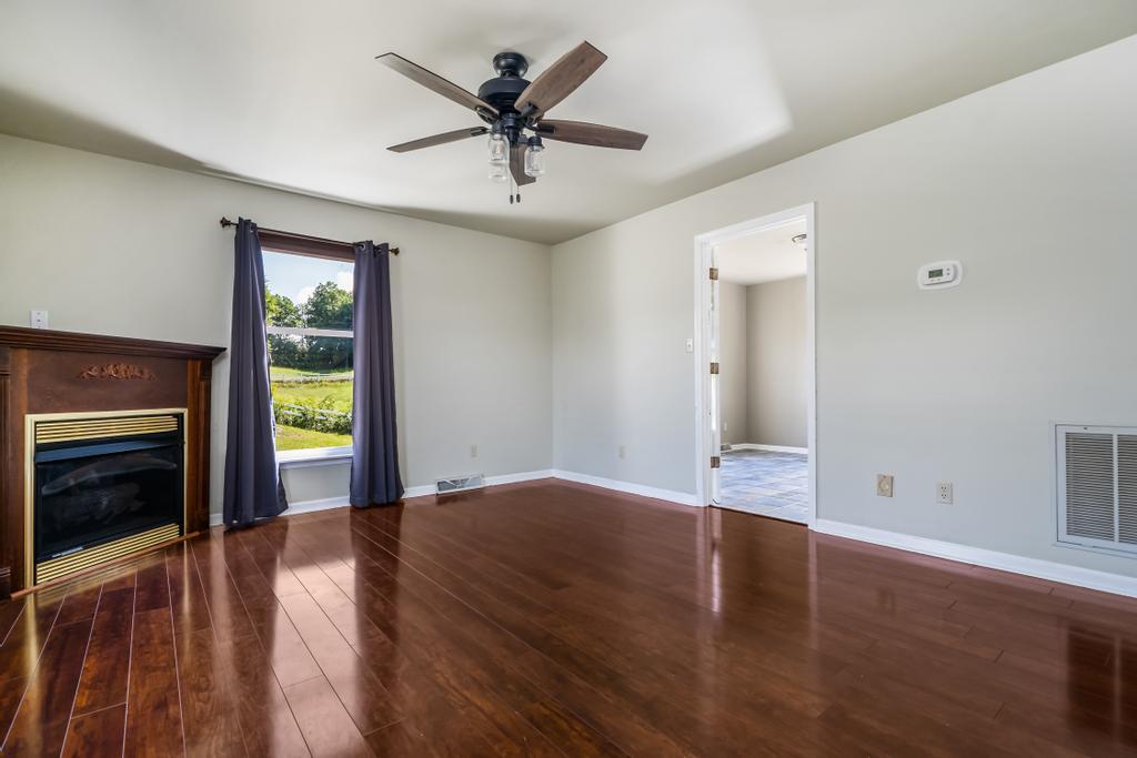 776 Glendale Road Jonesborough, TN 37659 - Photo 10 of 40 Living Room