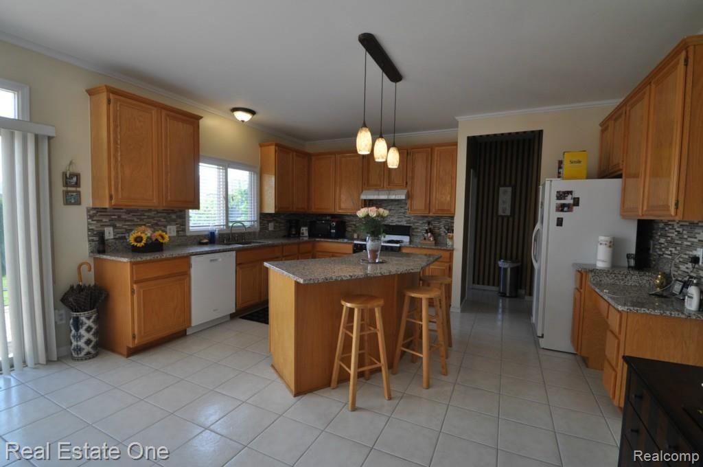 978 Maidstone Drive Rochester, MI 48307 - Photo 5 of 24 5.JPG