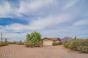 1276 North Wickiup Road Apache Junction, AZ 85119 - Photo 2 of 19 image