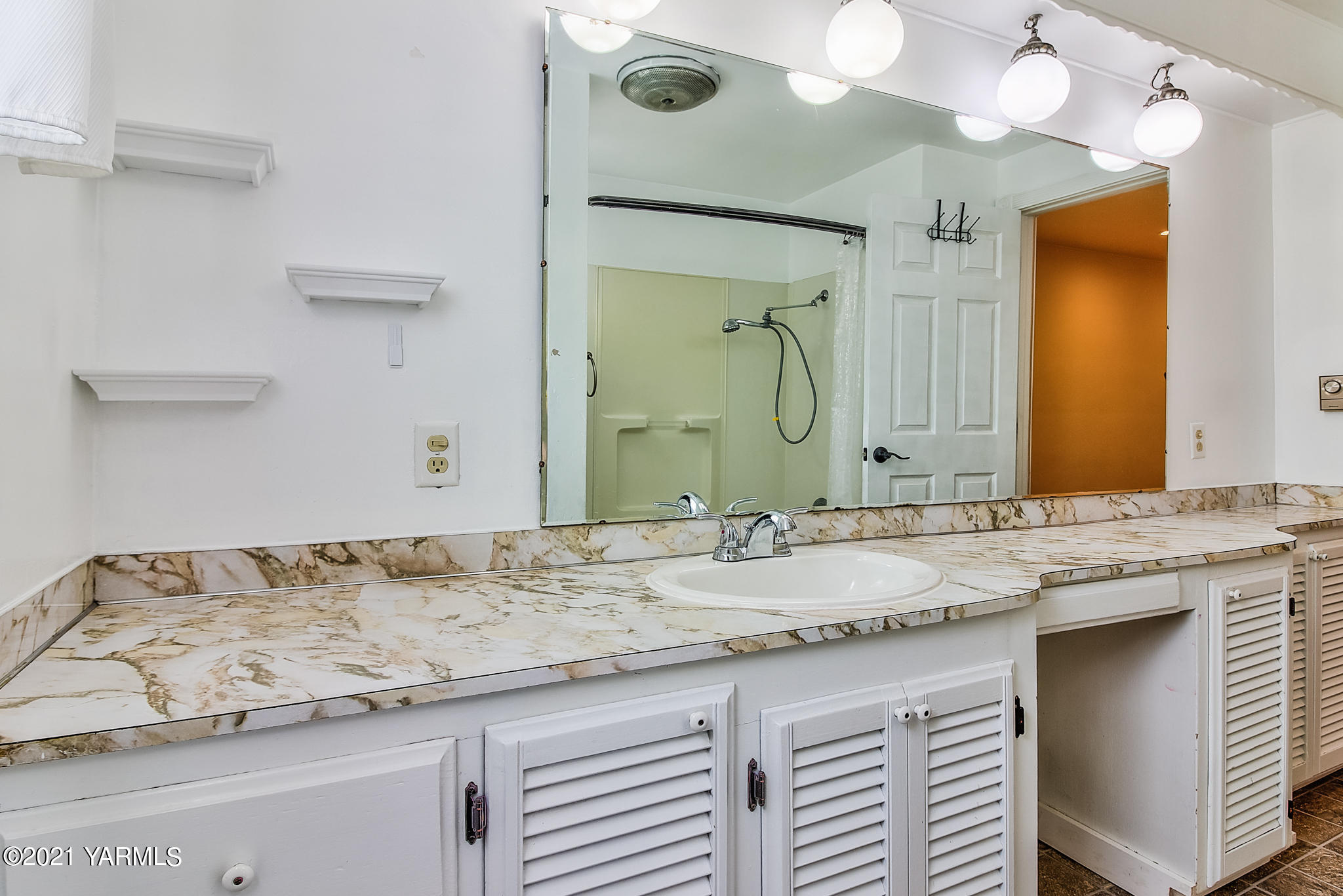 1570 Young Grade Road Yakima, WA 98908 - Photo 20 of 26 Bathroom