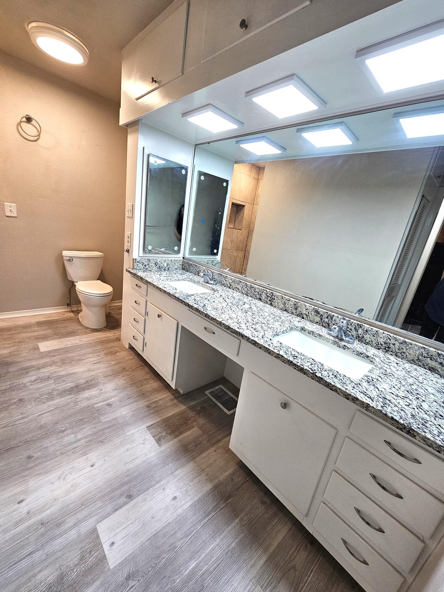 3203 43rd Street Lubbock, TX 79413 - Photo 13 of 28 15Master Bathroom