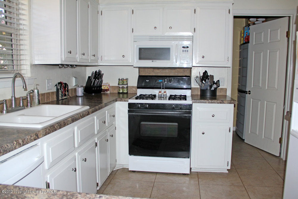 6909 Devonshire Road Amarillo, TX 79109 - Photo 9 of 30 Kitchen3