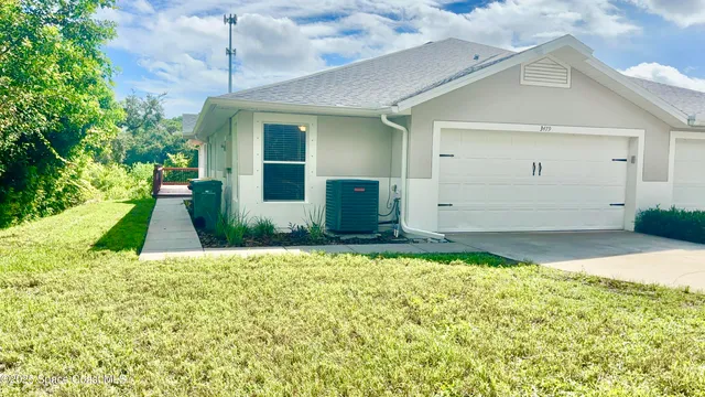 a view of a house with backyard and garden